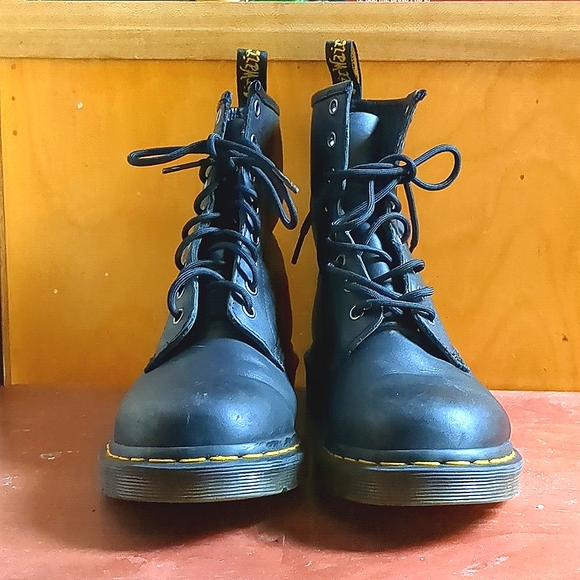 Dr. Marten's AW004 black boots - Picture 3 of 6